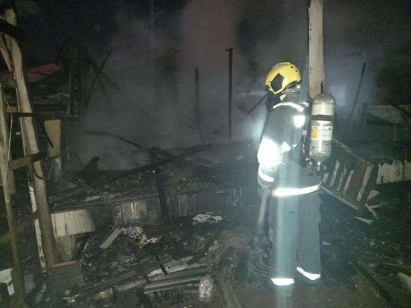 Içara: incêndio destrói casa de madeira no bairro Marili