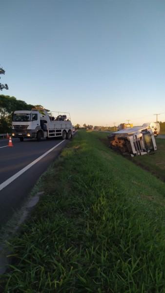 Motorista morre após saída de pista e tombamento na BR-101