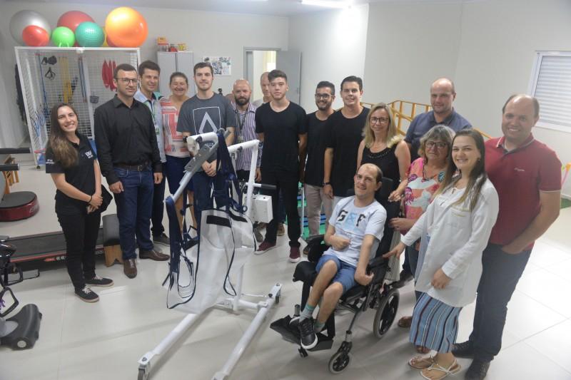Alunos do IFSC desenvolvem guincho hospitalar para Apae de Orleans