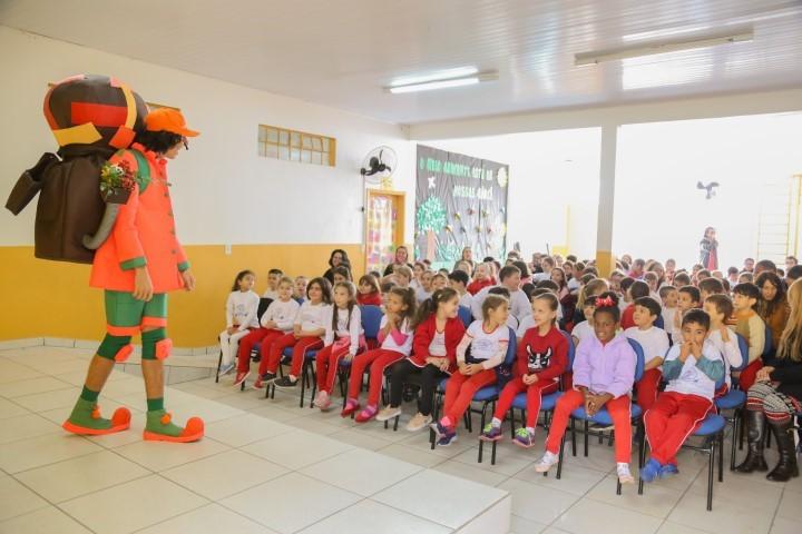 Com foco na reciclagem, Fundai leva teatro à escolas municipais de Içara 