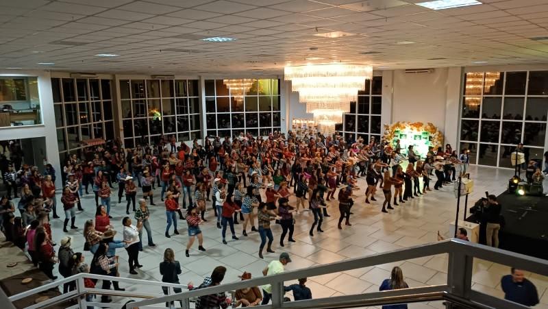 Içara Entre Elas reúne mais de 500 mulheres em Festa Country