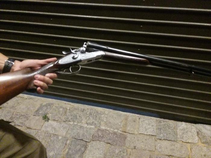 Homem é preso após discutir e trocar tiros com policial