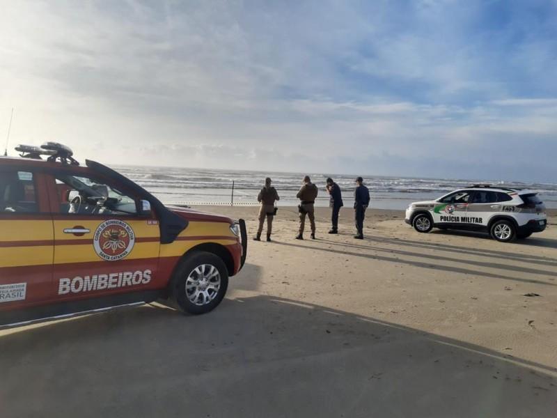 Passo de Torres: corpo é encontrado em orla da praia e bombeiros são acionados