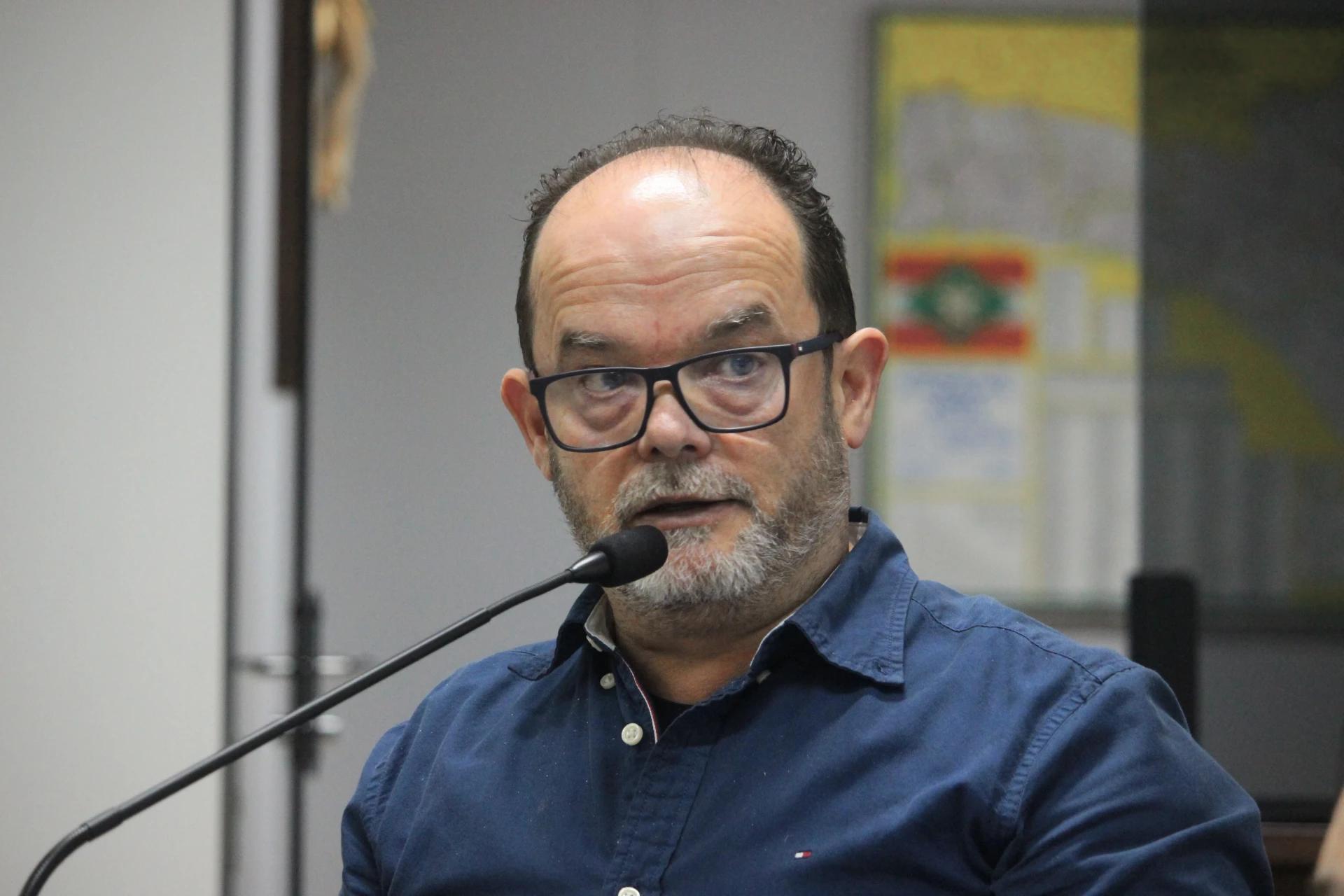 Vereadores aprovam lei que barra pedófilos do serviço público