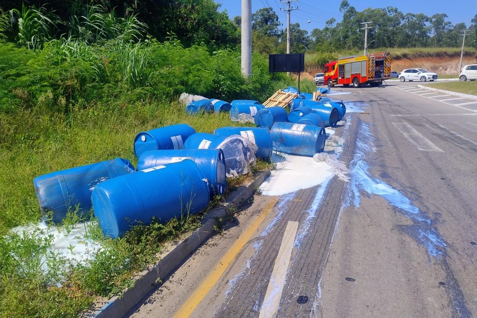 Carga de resina tomba de caminhão e se espalha em parte de rodovia de Criciúma