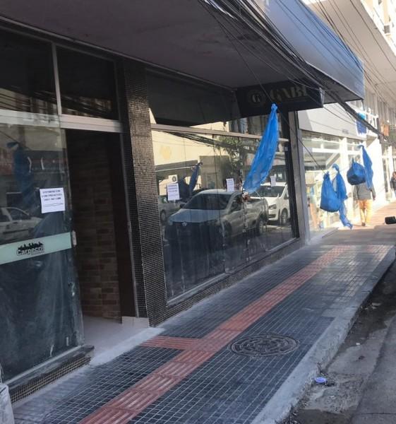 Pedestres e lojistas sofrem com fios soltos espalhados por ruas e calçadas de Criciúma 