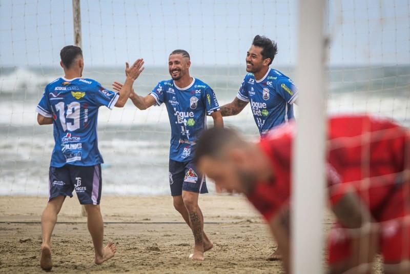 Construtora Massiroli e Praia vencem nos jogos do Praião deste sábado