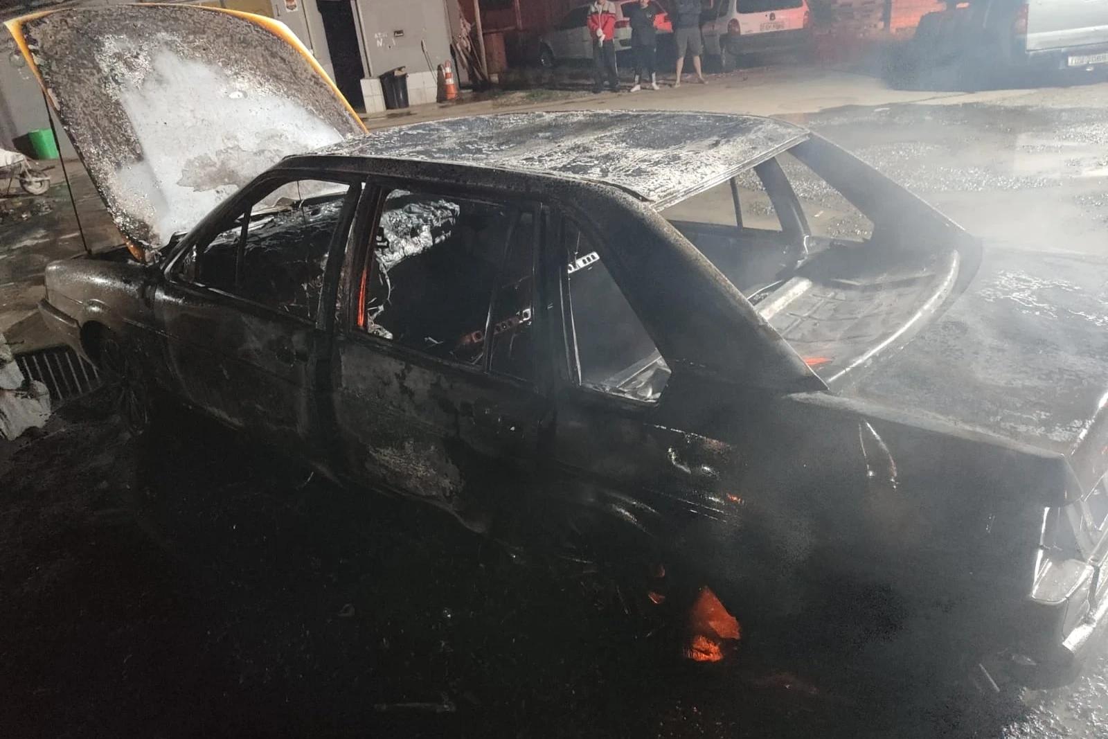 Veículo é destruído por incêndio e bombeiros são acionados