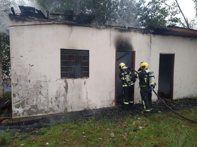 Imóvel abandonado sofre danos após incêndio no bairro Pinheirinho em Criciúma
