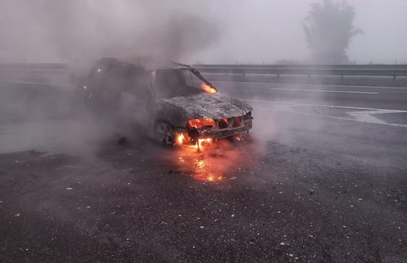 Carro pega fogo na BR-101 em Içara