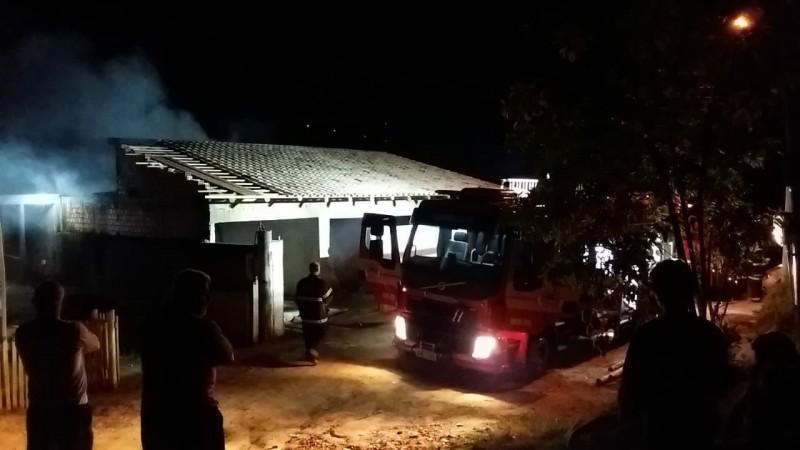 Em Tubarão, residência é atingida por incêndio 
