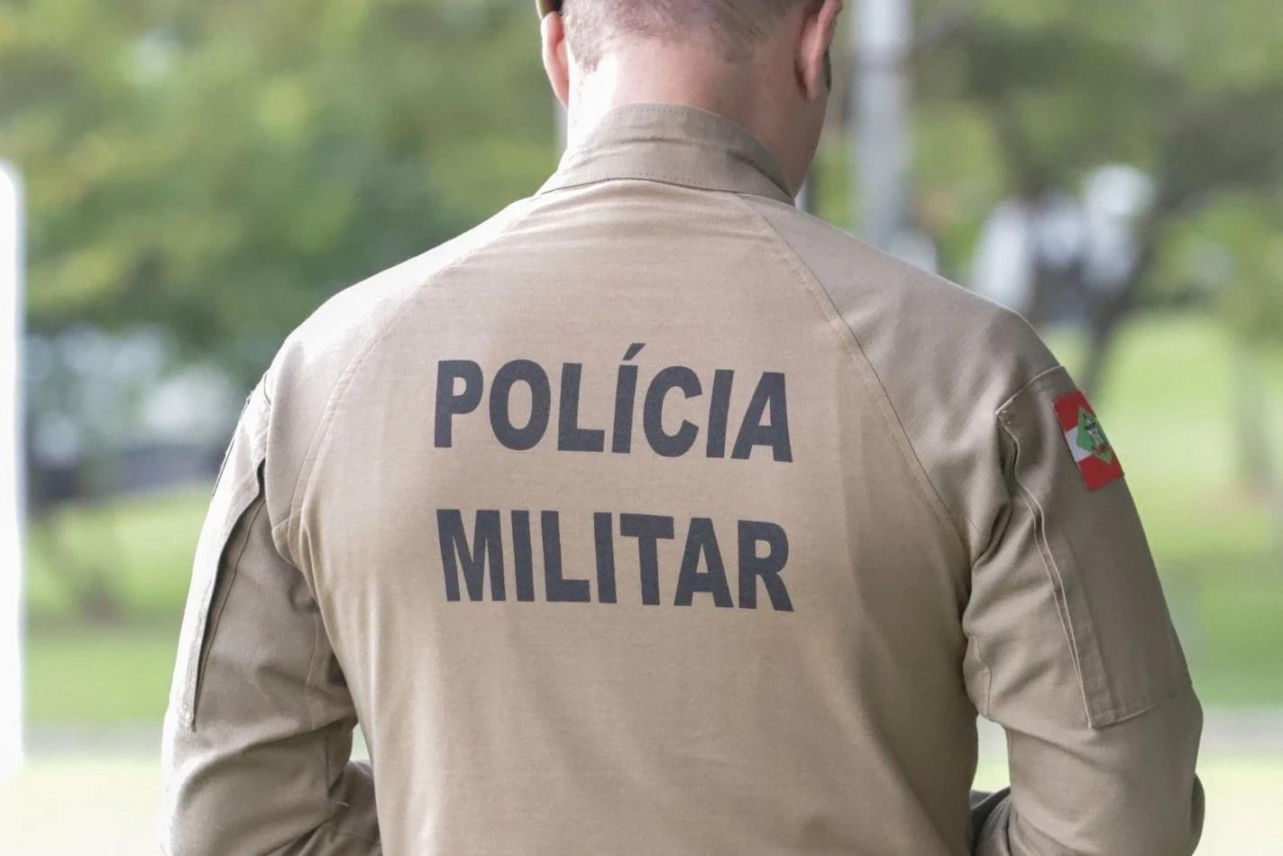 Pai é preso por atacar filho com um facão durante discussão