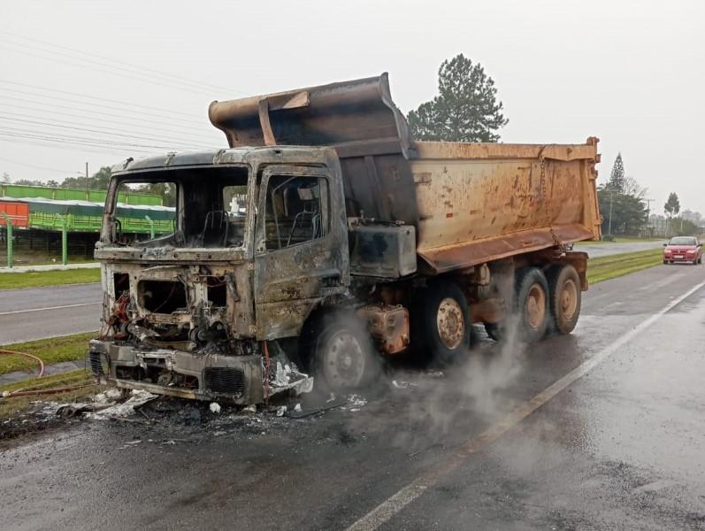 Sombrio: caminhão é destruído por incêndio na BR-101