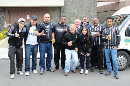 Torcida corinthiana chega ao entorno do Heriberto Hülse