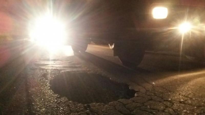 Cratera rasga pneus de carros no Anel Viário