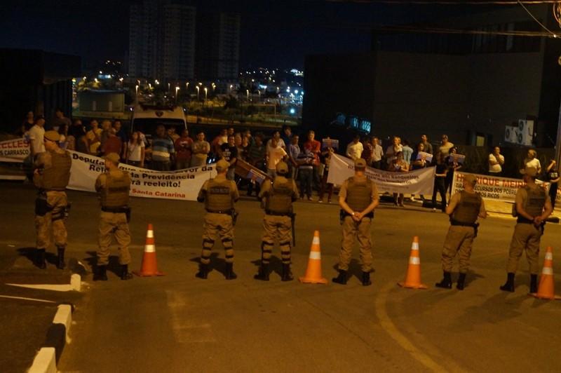 Manifestantes aproveitam vinda de ministro para protestar
