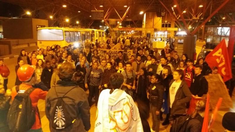 Manifestantes protestam contra alta tarifa do transporte público