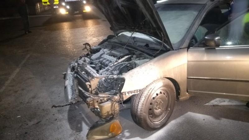 Motorista fica ferida após colidir veículo contra poste em Capivari de Baixo