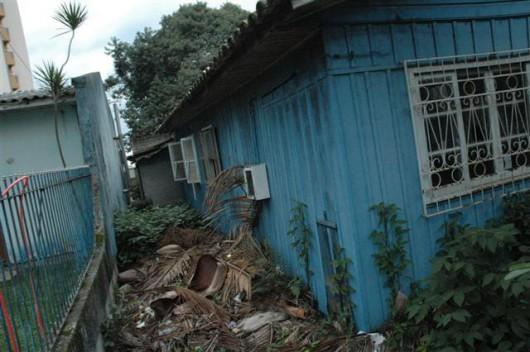 Casas abandonadas se tornam locais inseguros e pontos de drogas