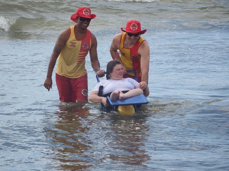 Cadeirantes vivem emoção de tomar banho de mar depois de anos