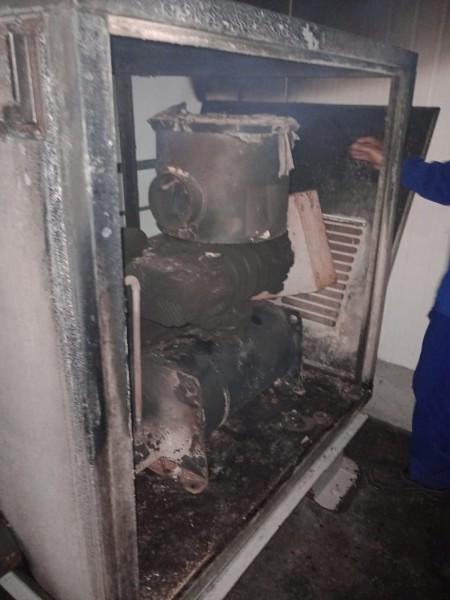 Brigada de incêndio combate chamas em máquina de empresa em Forquilhinha 