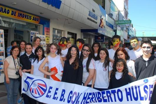 Alunos do Heriberto Hülse promovem ação da Campanha Compartilhe Gentileza