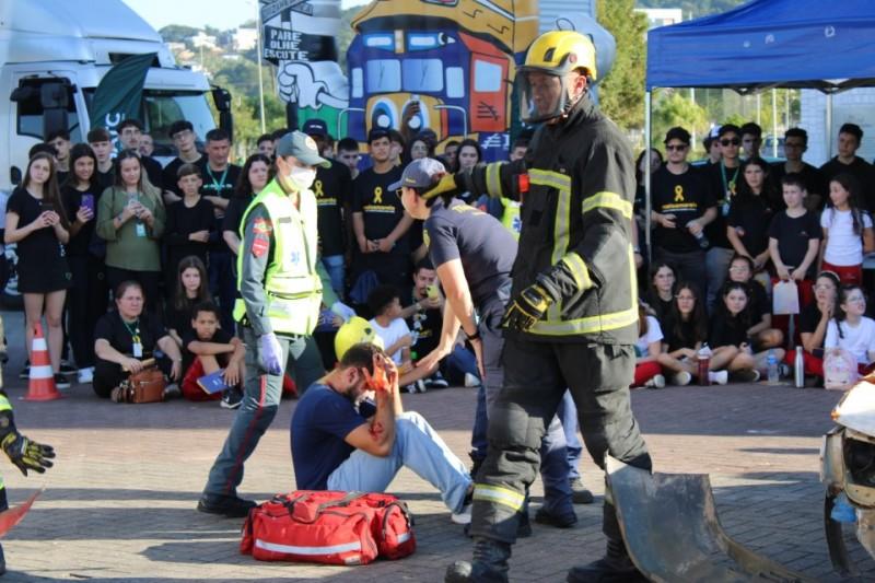 Alunos assistem simulação de acidente de trânsito no Parque das Nações em Criciúma 