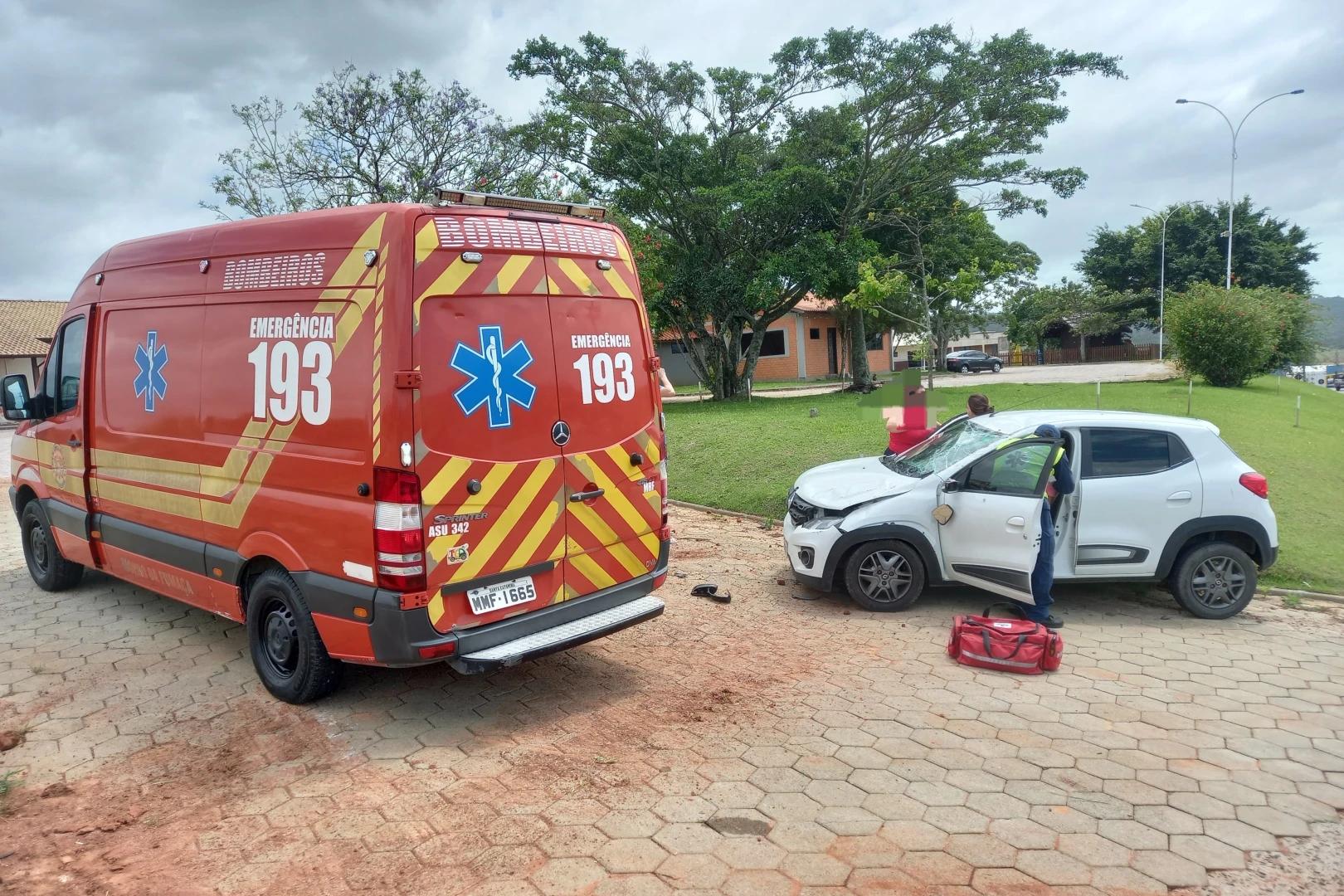 Sangão: motorista perde o controle da direção e capota veículo na SC-443