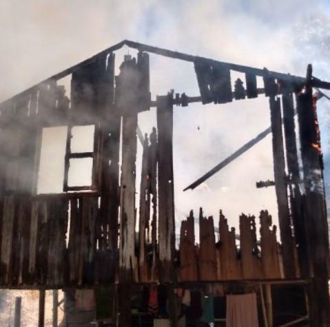 Casa de madeira é destruída por incêndio em Tubarão