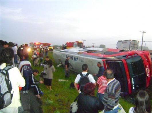 Ônibus com 53 passageiros capota na 101