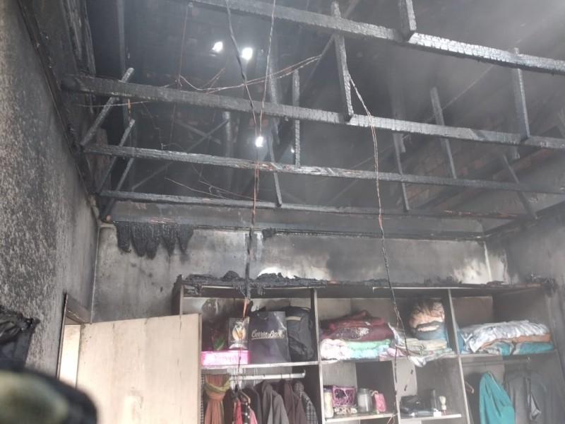Em Araranguá, bombeiros combatem incêndio em residência 