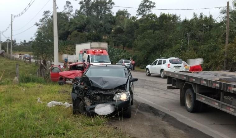 Motorista sem habilitação provoca colisão frontal e três sofrem ferimentos