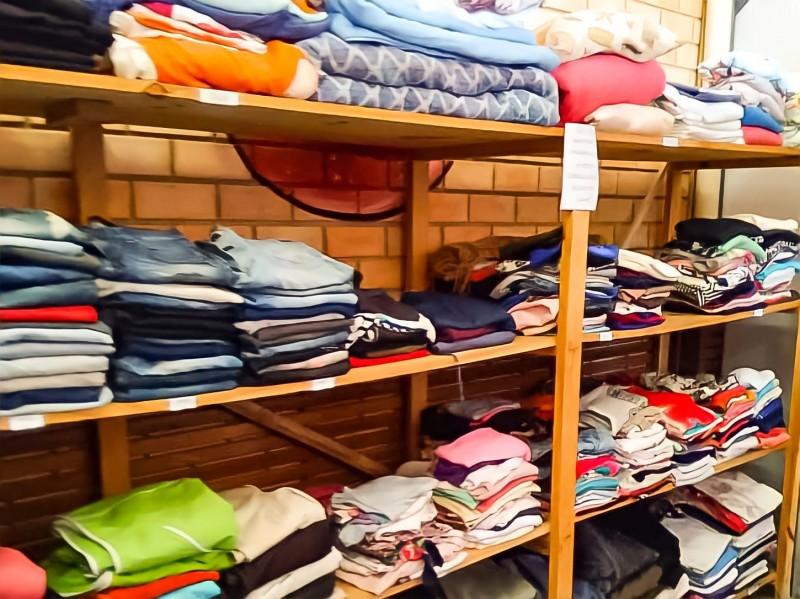 Assistência social de Içara doa mais de 2,8 mil peças de roupas em dois meses