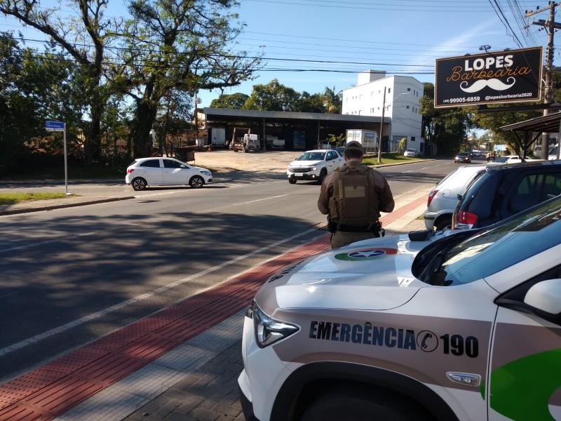 Colisão entre moto e caminhonete deixa mulher ferida em Criciúma 