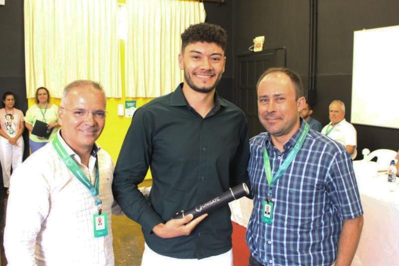 Formandos UniSatc colam grau em gabinete