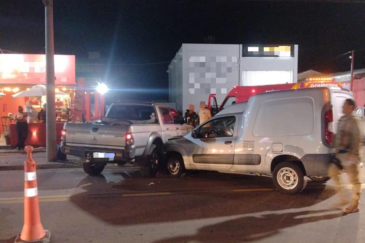 Mulher é encaminhada ao hospital após colisão entre furgão e caminhonete