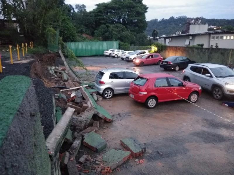 Muro cai em cima de carros que estavam em estacionamento no Centro de Criciúma