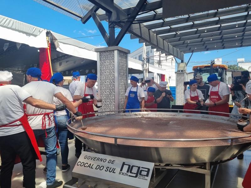 Maior minestra do mundo é servida na 11ª Cocalfest; confira a programação deste domingo