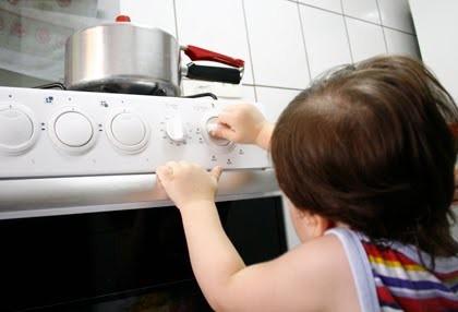 O que fazer em casos de queimaduras domésticas em crianças?