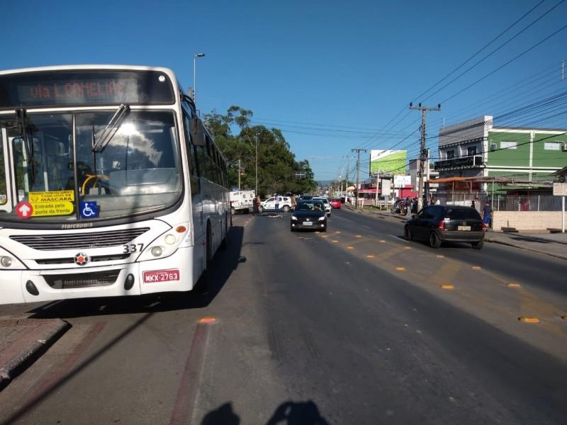 Grupo Forquilhinha se manifesta sobre acidente com ônibus da empresa; ciclista morreu no local