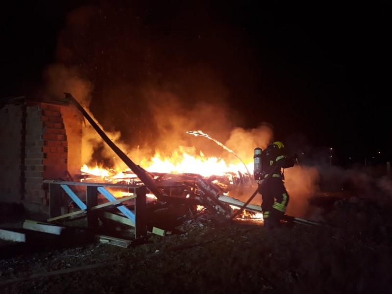 Incêndio destrói casa em Balneário Arroio do Silva
