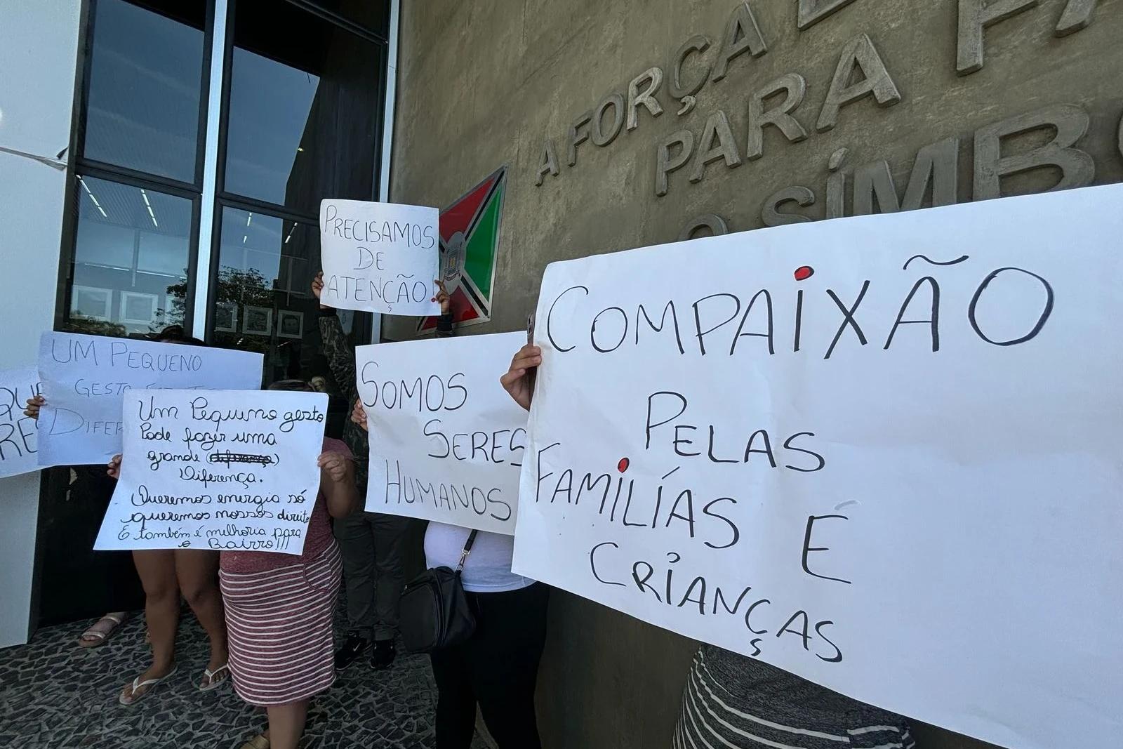 Vídeo: moradores do bairro Progresso protestam em frente ao Paço Municipal