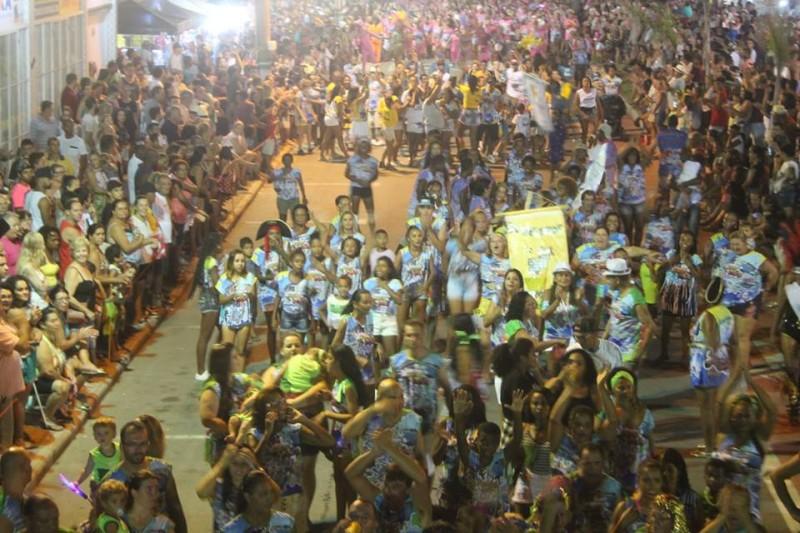 Desfile de blocos leva milhares ao CarnaRincão