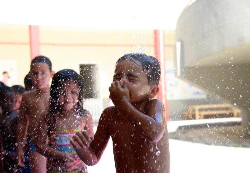 Banhos de chuveirão para aliviar o calor nos CEIs da Afasc
