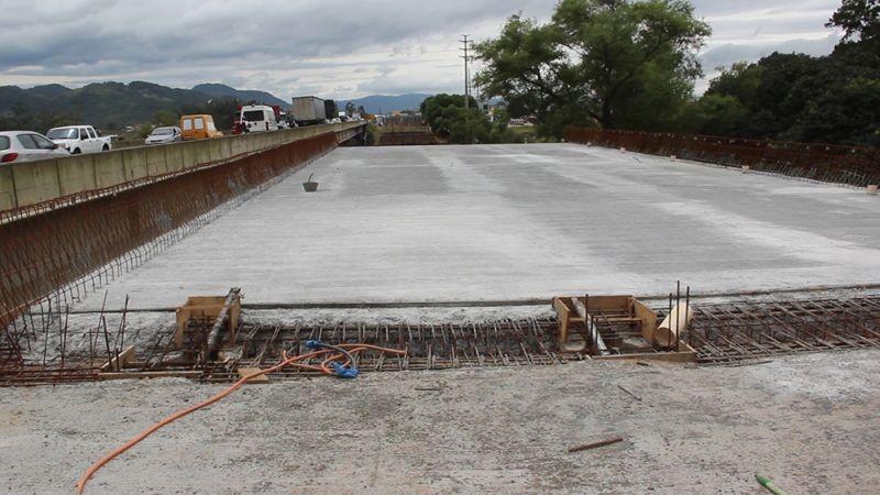 Nova ponte em Tubarão recebe concreto no segundo vão