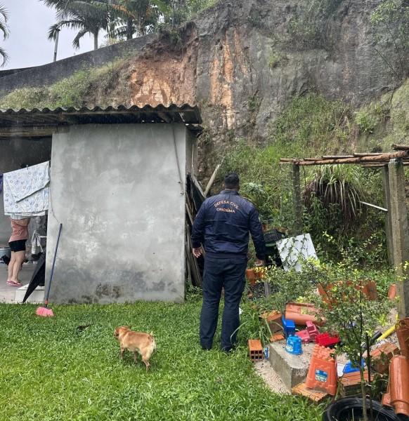 Deslizamento de rocha em lavanderia é registrado em Criciúma; solo encharcado preocupa Defesa Civil 