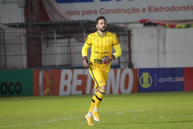 Com Gustavo suspenso, Alisson ganha titularidade na Série B: 'encaro como uma decisão'