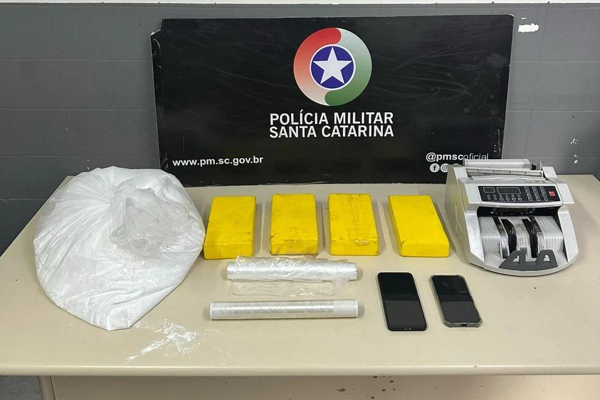 PM apreende mais de quatro quilos de cocaína em Criciúma