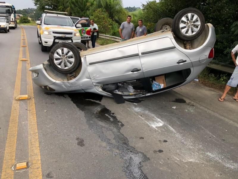 Carro capota após colidir em carga que caiu de caminhão