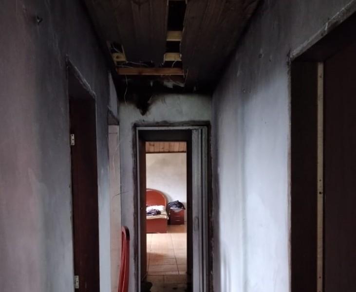 Casa pega fogo no bairro Caverazinho em Araranguá